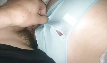 Egy gyönyörű mostohaanyja elcsábítja egy pár fekete harisnyát. porno film teljes