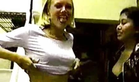 A nagy faszt a teljes pornó film puncijában, terjed a kis seggét