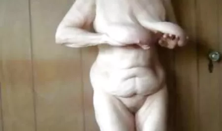 A szőke szopja a farkát az teljes pornofilmek udvar mellett.