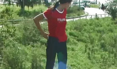 Az édes lány szex video teljes film a szájába veszi a régi kakast, majd a hüvelyébe.