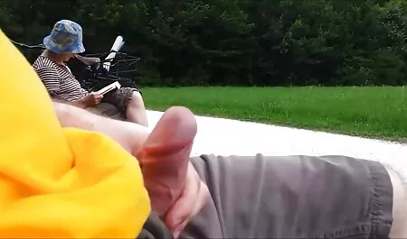 Egy dögös, nagy cicik, baszik a puncija egy játék teljes porno film