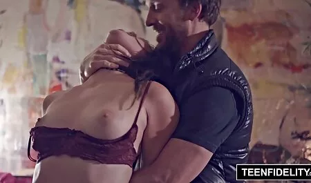 Egyenesen a fickó teljes pornofilmek Buzz nyalogatja egy nagy fasz Amatőr videó