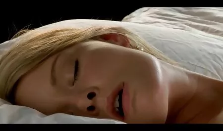 Tolja teljes film porno a bugyiját, hogy szopja a csiklóját.