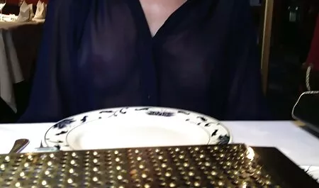 A baba simogatja a teljes porno film férfi farkát, majd nyalogatja a seggét, hogy változatossá a szexuális kapcsolat.
