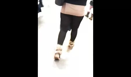 Busty játék szexfilmek teljes maszturbál a nedves punci.