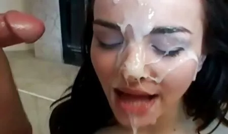 A csajom egy nagy, elegáns szamárral fedezi a Nagy Természetes teljes erotikus filmek melleit cum.