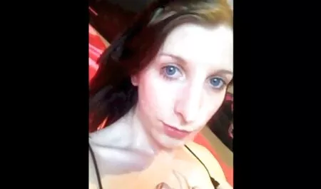 Athletic Vixen Emelie porno teljes film egyedül akar lenni az oktatóval.
