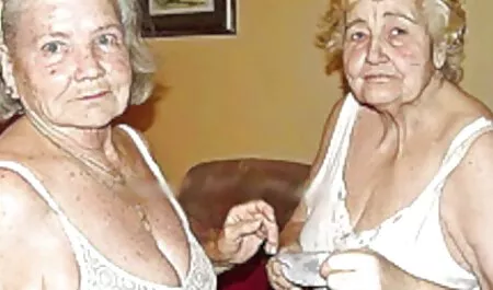 Jön teljes pornofilmek ömlött a szájába
