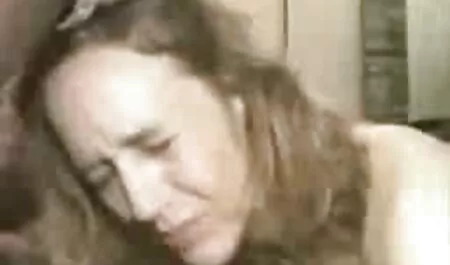 Ébenfa segít a szőke nő, hogy nedves szex teljes film a punciját, majd behatolnak neki.